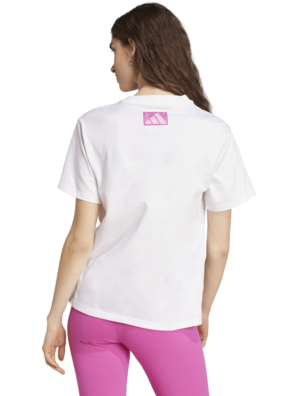 Camiseta deportiva blanca de manga corta con logo de Adidas en color rosa.