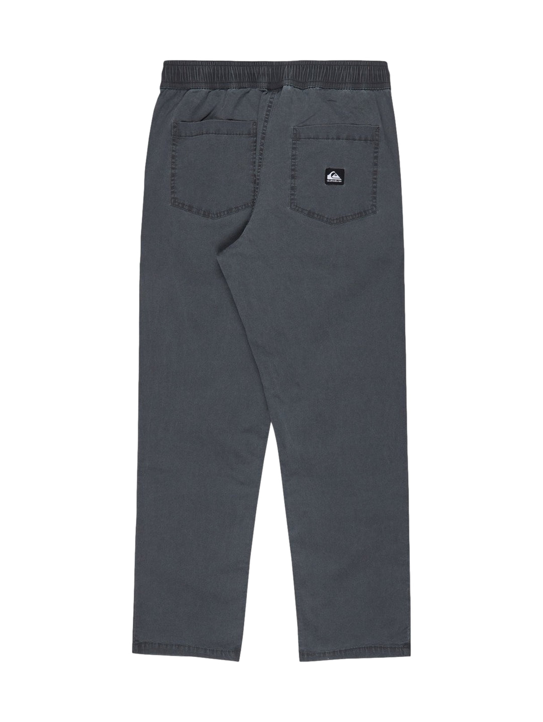 Hombre vistiendo pantalón largo recto de color negro marca Quiksilver.