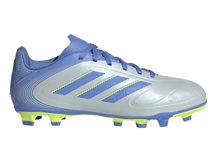 Zapato de fútbol Adidas Copa Pure 3 Club en color azul halo blue con detalles en amarillo neón y suela para césped.