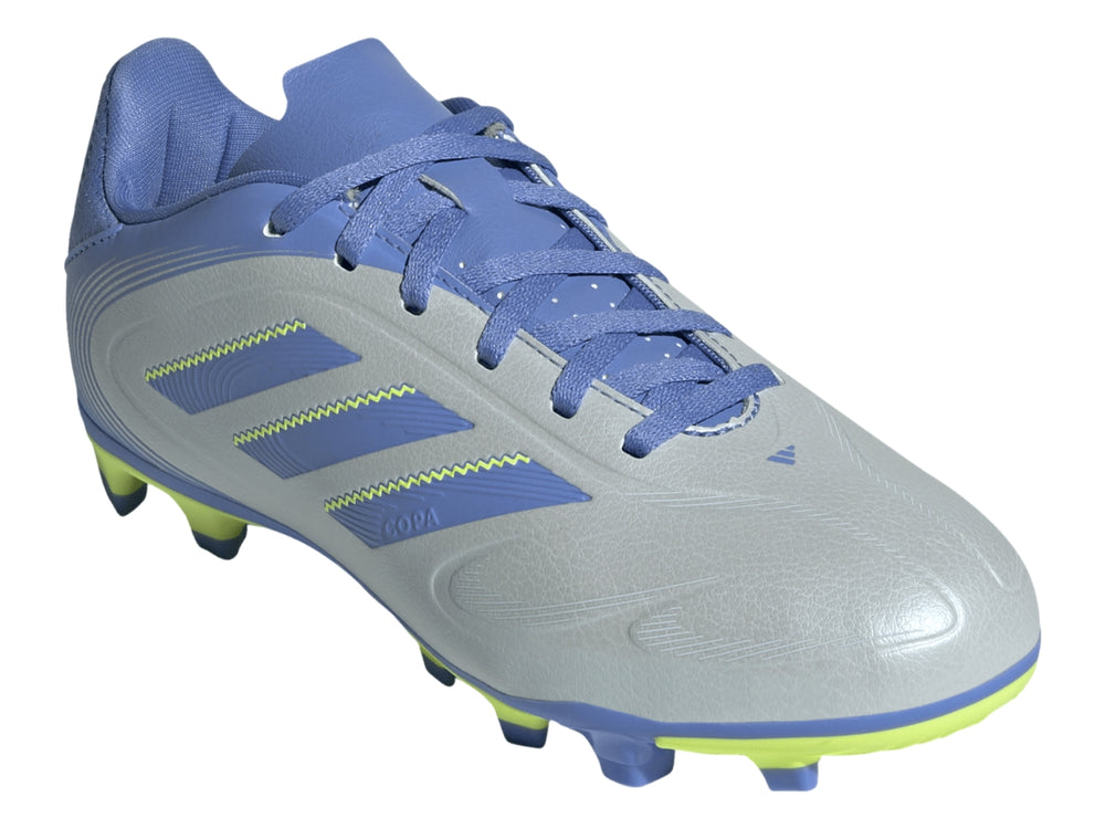 Zapato de fútbol Adidas Copa Pure 3 Club en color azul halo blue con detalles en amarillo neón y suela para césped.