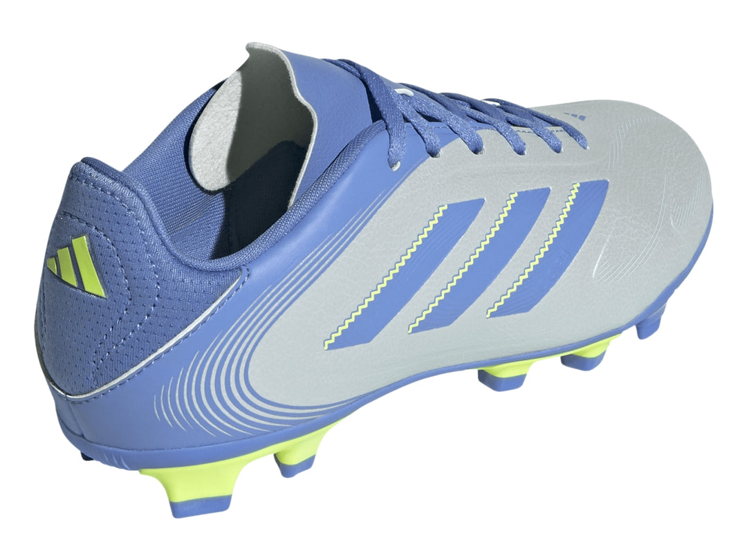 Zapato de fútbol Adidas Copa Pure 3 Club en color azul halo blue con detalles en amarillo neón y suela para césped.