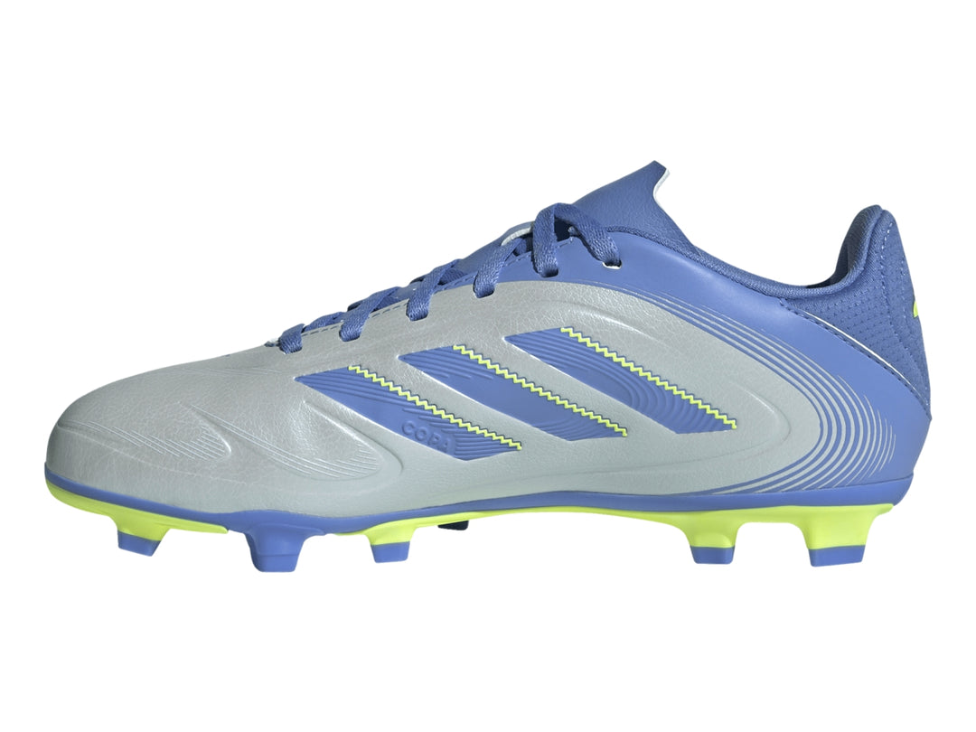 Zapato de fútbol Adidas Copa Pure 3 Club en color azul halo blue con detalles en amarillo neón y suela para césped.