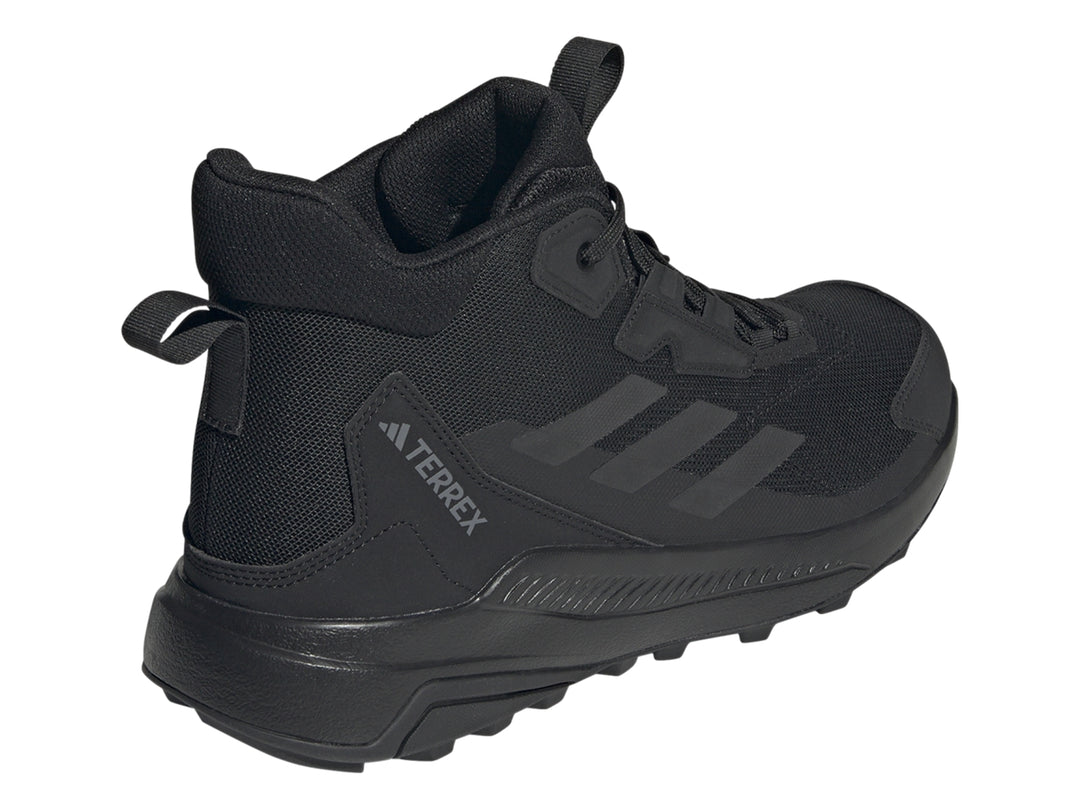 Zapato deportivo Adidas Terrex Anylander de corte medio en color negro con suela para terreno.