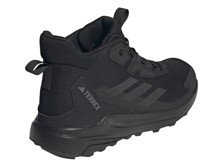 Zapato deportivo Adidas Terrex Anylander de corte medio en color negro con suela para terreno.