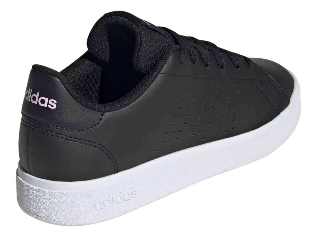 Tenis Adidas Advantage Base 2.0 color negro con suela blanca y detalles en rosa en el talón.