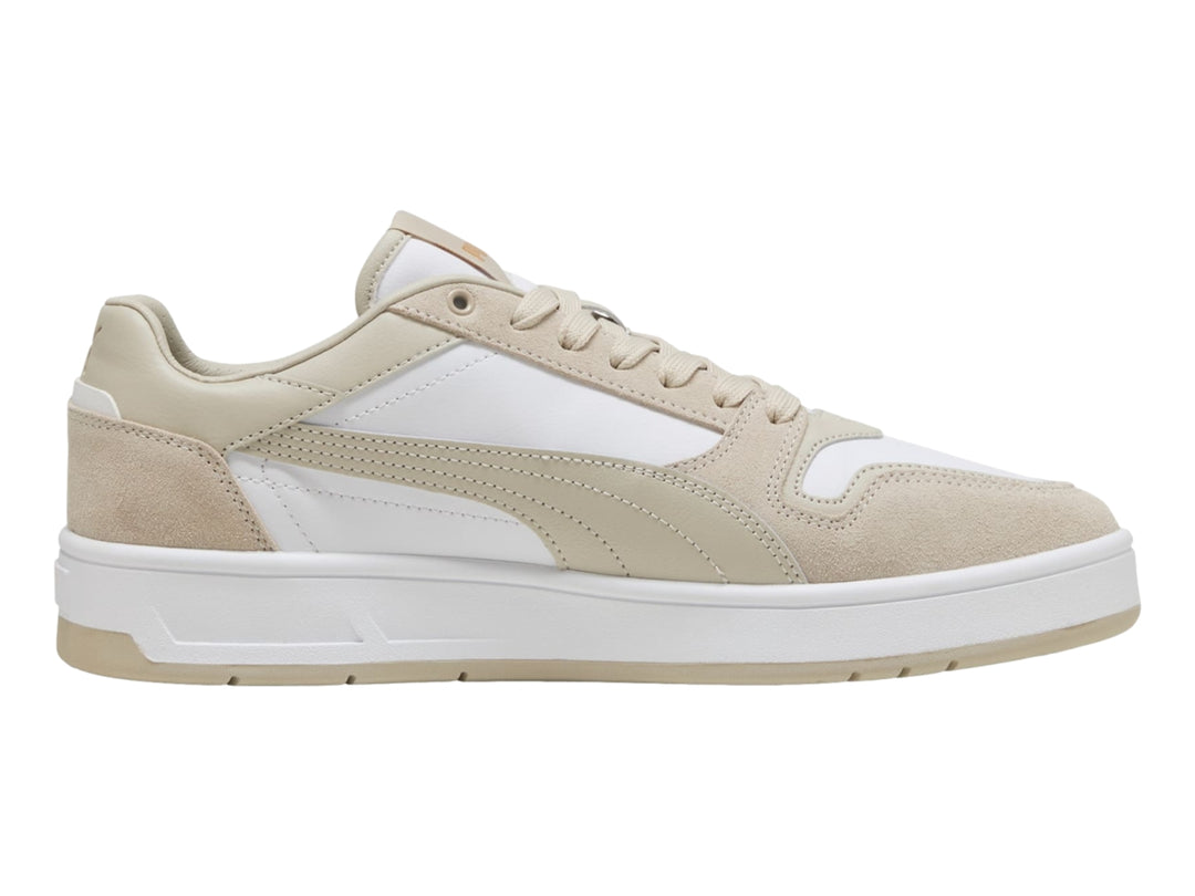 Tenis PUMA Court Classic Street SD en colores blanco y beige con suela blanca.