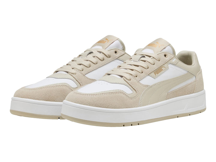Tenis PUMA Court Classic Street SD en colores blanco y beige con suela blanca.
