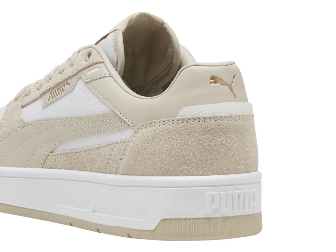 Tenis PUMA Court Classic Street SD en colores blanco y beige con suela blanca.