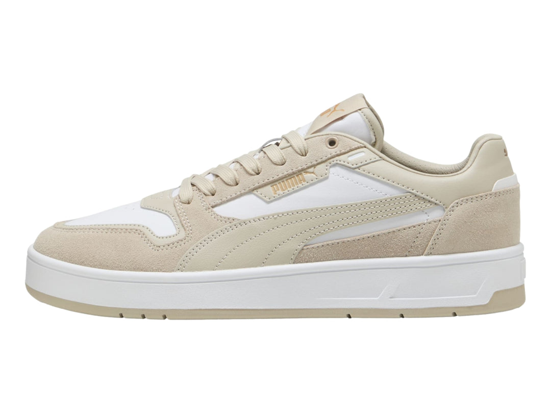 Tenis PUMA Court Classic Street SD en colores blanco y beige con suela blanca.