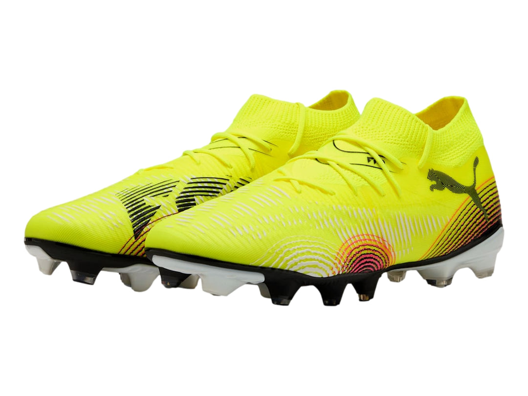 Botas de fútbol PUMA Future 8 Match color amarillo con detalles negros y naranjas y suela blanca.