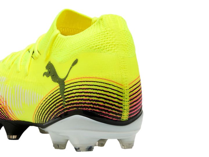 Botas de fútbol PUMA Future 8 Match color amarillo con detalles negros y naranjas y suela blanca.