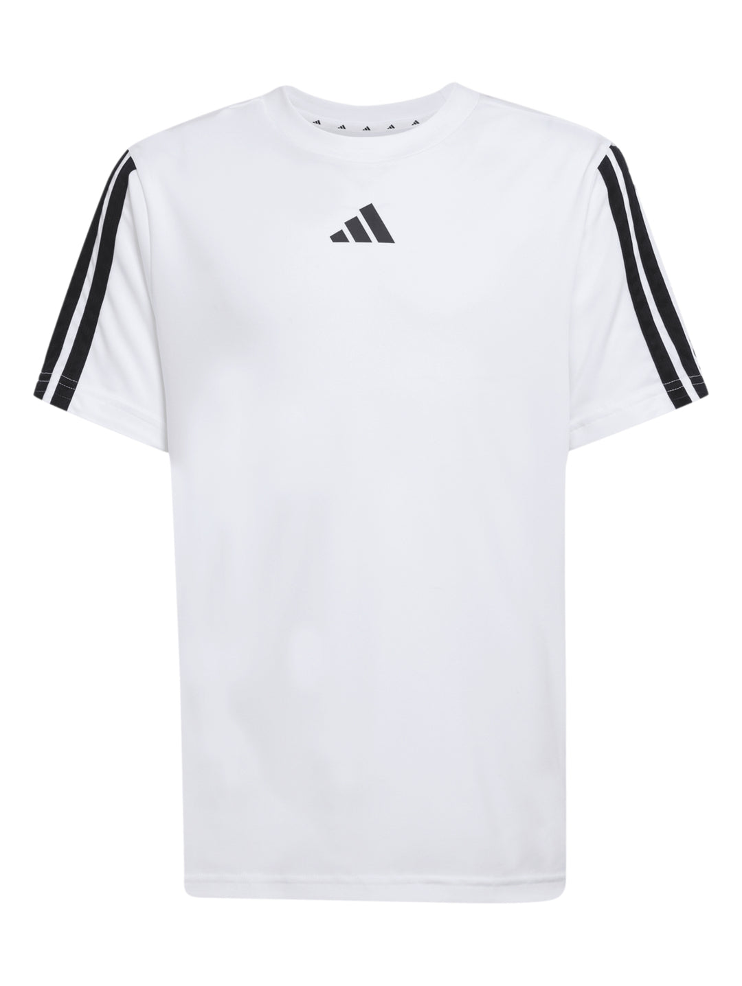 Niño vistiendo playera deportiva blanca Adidas con tres franjas negras en las mangas.
