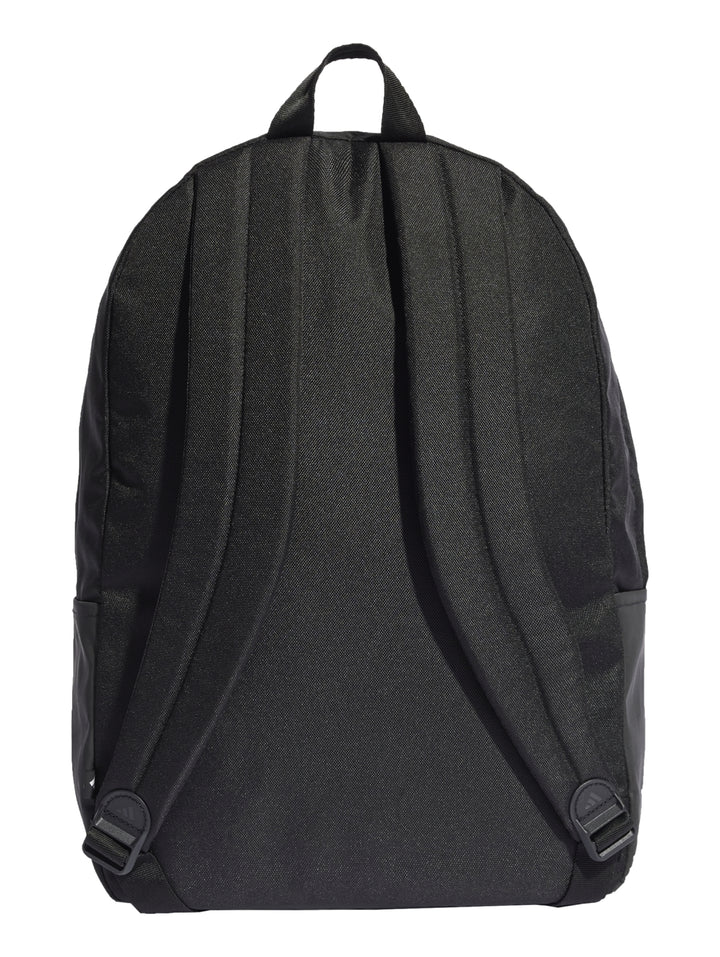 Mochila escolar Adidas de color negro con logotipo blanco en el centro y bolsillo frontal.