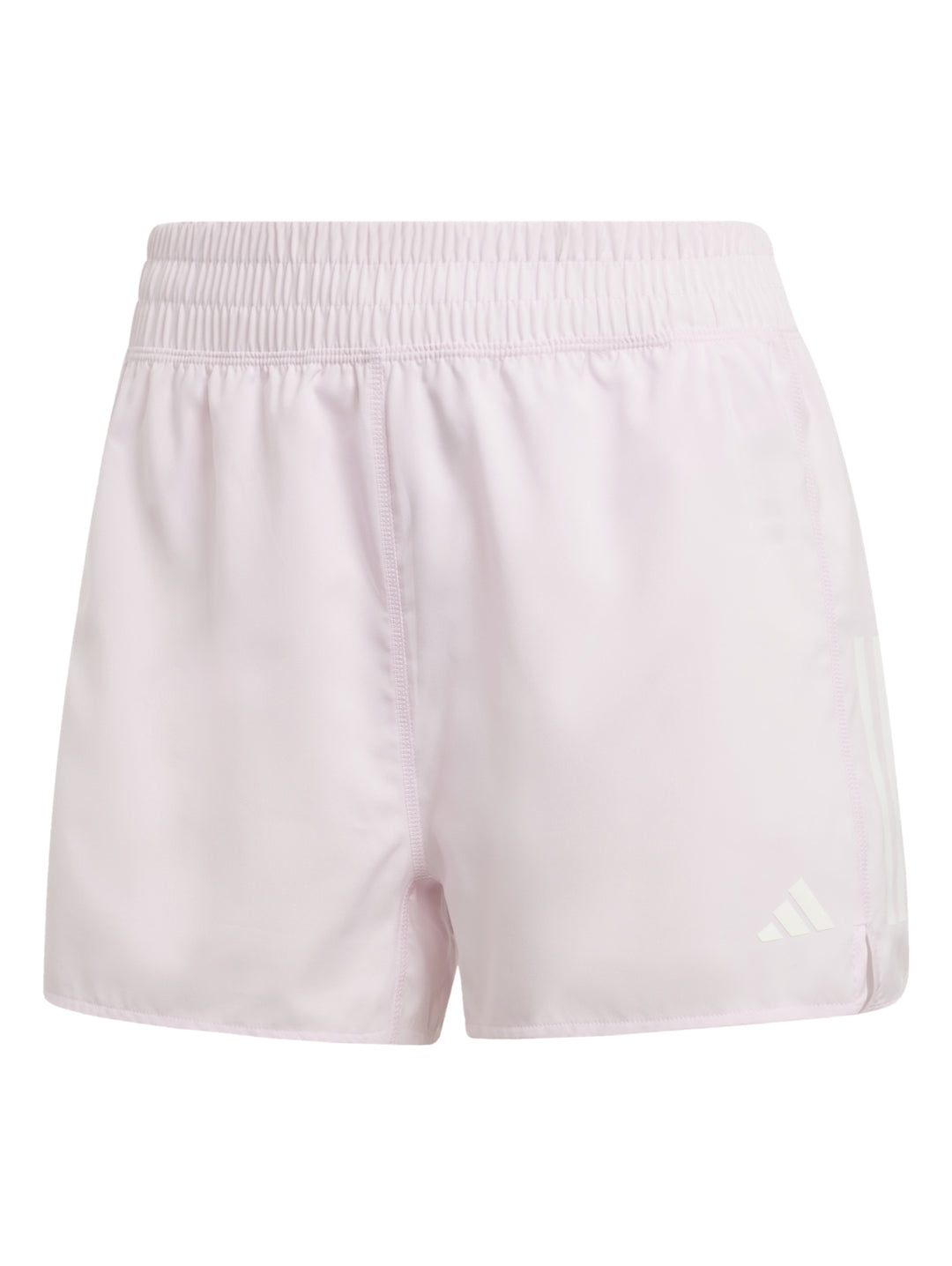 Mujer vistiendo shorts deportivos Adidas en color rosa claro.