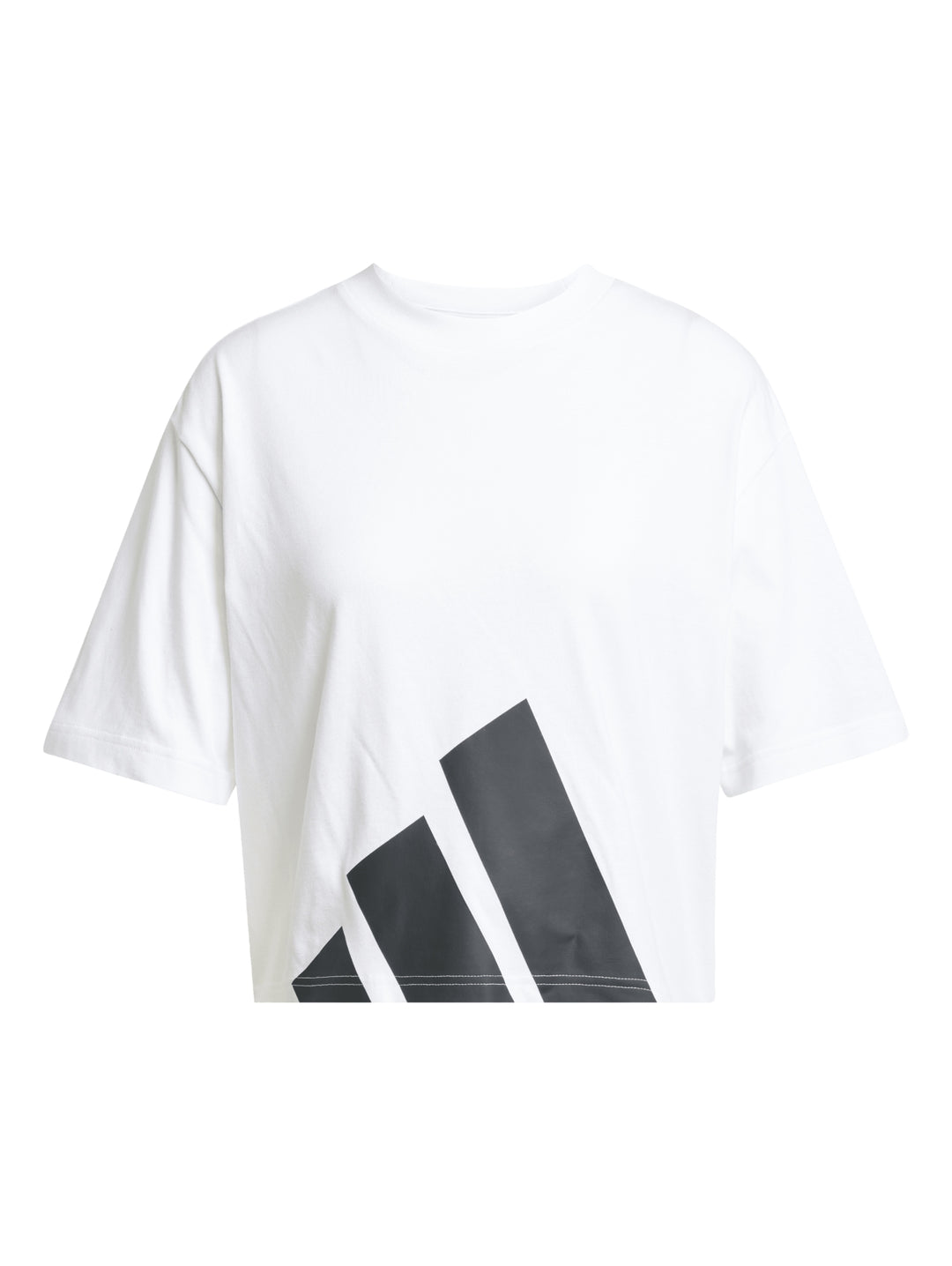 Mujer vistiendo playera blanca Adidas de corte boyfriend con logo grande en negro.
