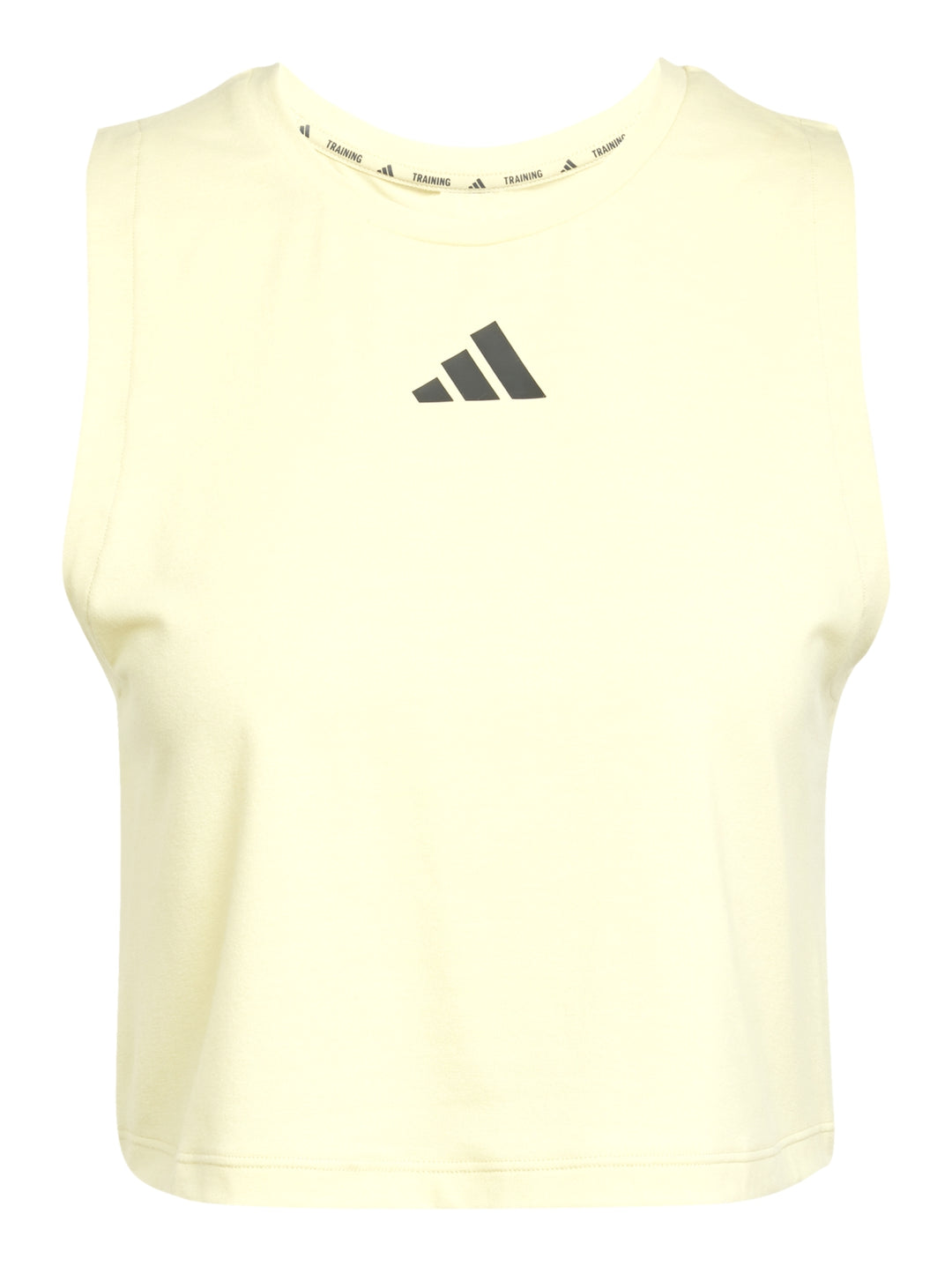 Mujer vistiendo playera sin mangas color amarillo pálido de corte boxy y shorts deportivos negros de Adidas.