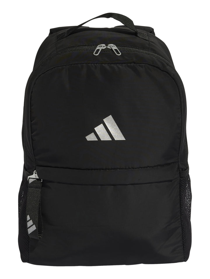 Mochila deportiva Adidas de color negro con logotipo plateado central y bolsillos laterales de malla.