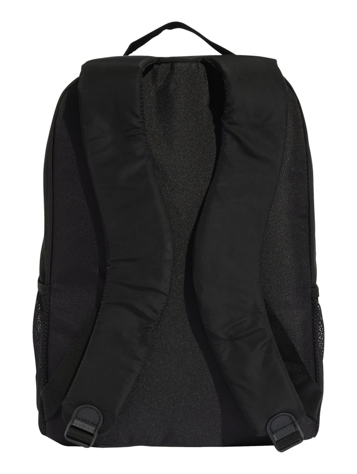 Mochila deportiva Adidas de color negro con logotipo plateado central y bolsillos laterales de malla.