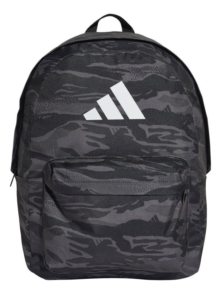 Mochila escolar Adidas con estampado de camuflaje en tonos grises y logotipo blanco al frente.