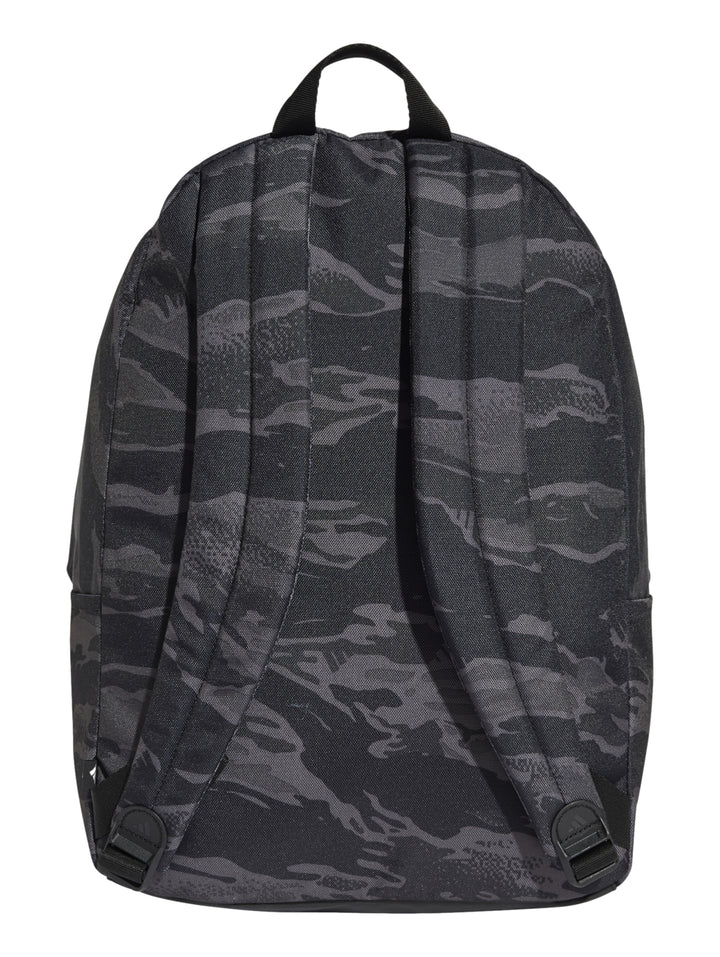Mochila escolar Adidas con estampado de camuflaje en tonos grises y logotipo blanco al frente.
