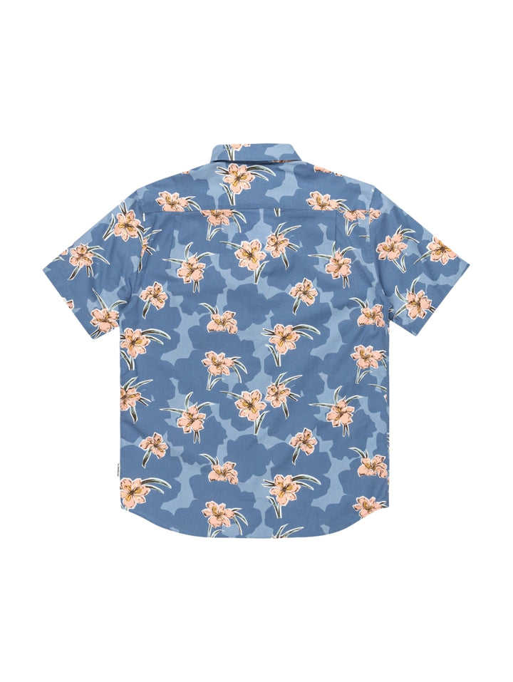Hombre vistiendo camisa de manga corta azul con estampado floral en tonos crema.