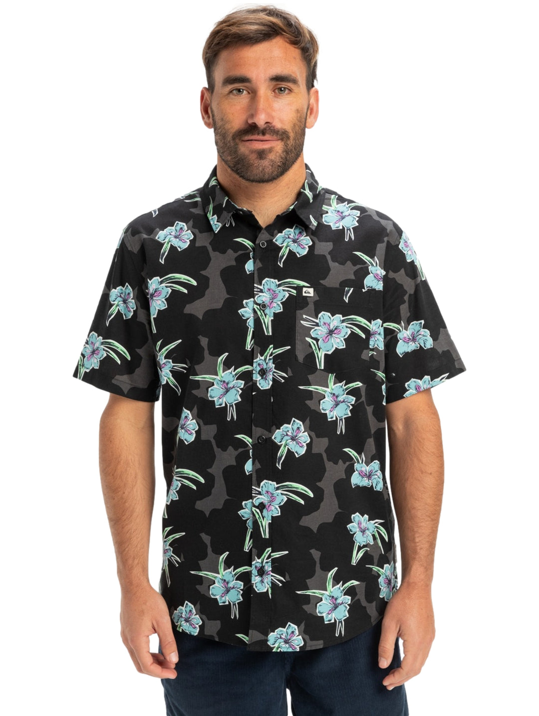 Camisa negra de manga corta con estampado floral en tonos azules y verdes para hombre.