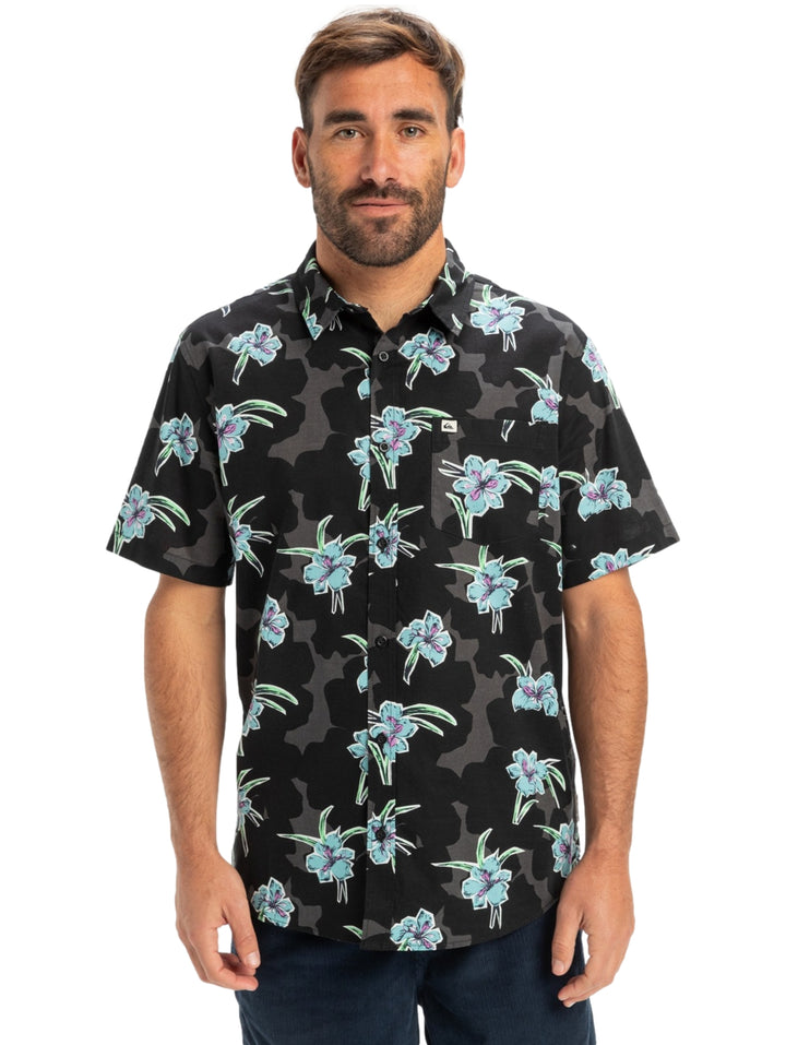 Camisa negra de manga corta con estampado floral en tonos azules y verdes para hombre.