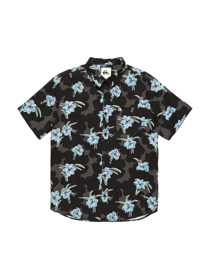 Camisa negra de manga corta con estampado floral en tonos azules y verdes para hombre.