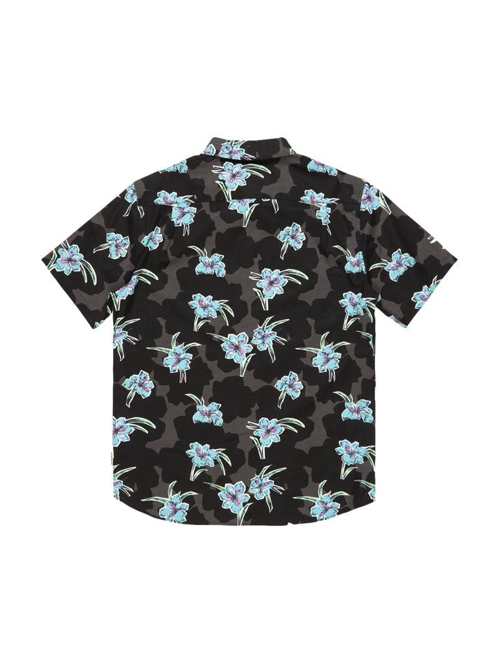 Camisa negra de manga corta con estampado floral en tonos azules y verdes para hombre.