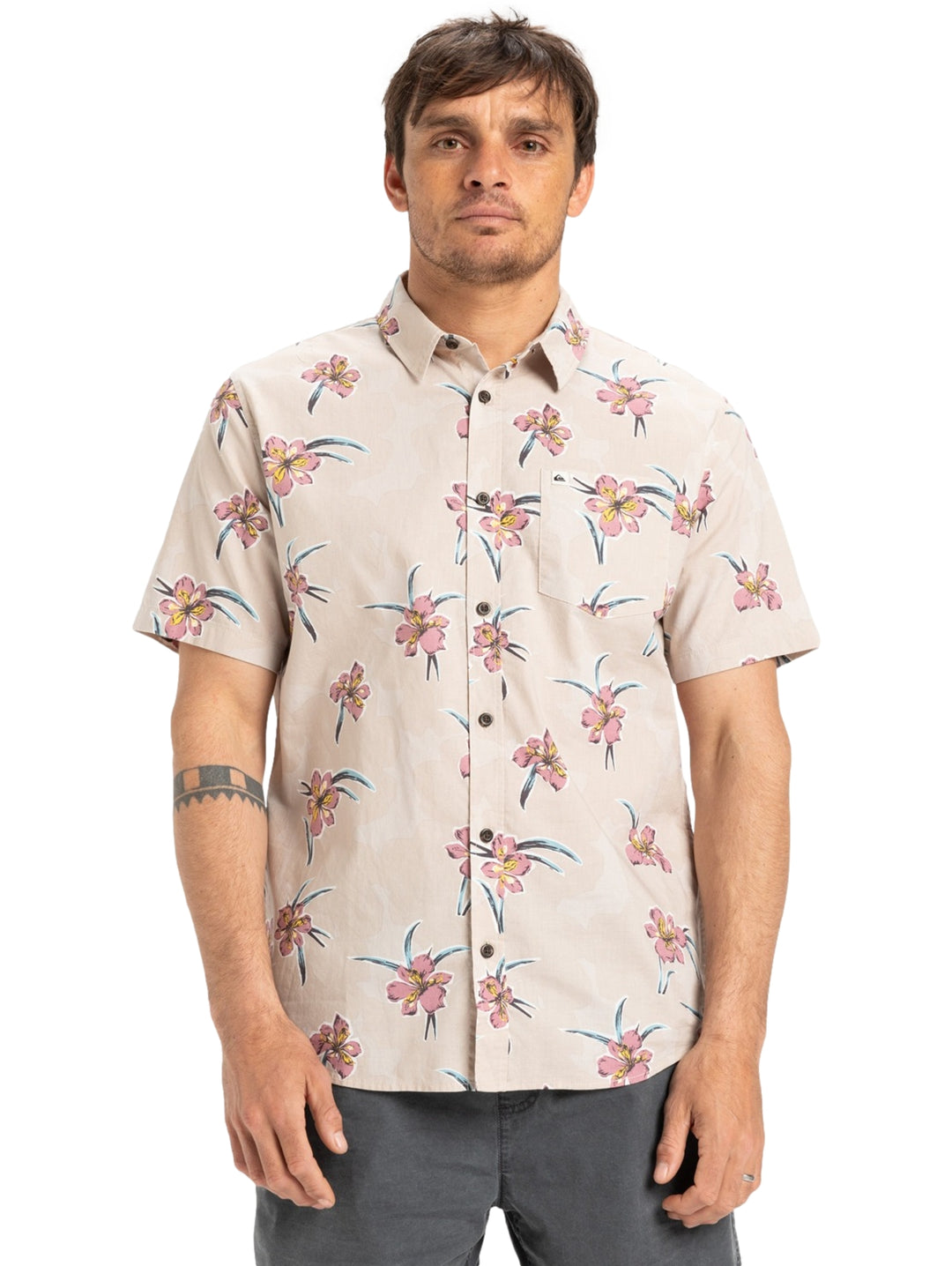 Camisa de manga corta color beige con estampado de flores en tonos rosa y azul.