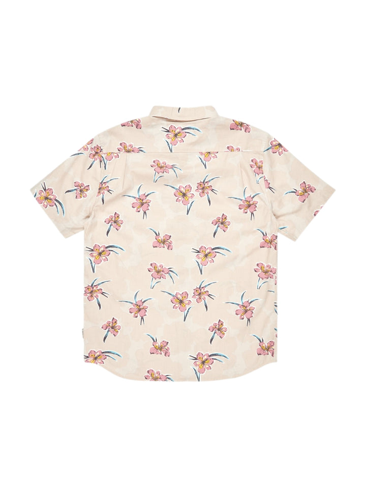 Camisa de manga corta color beige con estampado de flores en tonos rosa y azul.