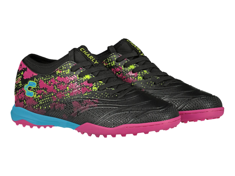 Zapato de fútbol Charly color negro con detalles en fucsia y azul.