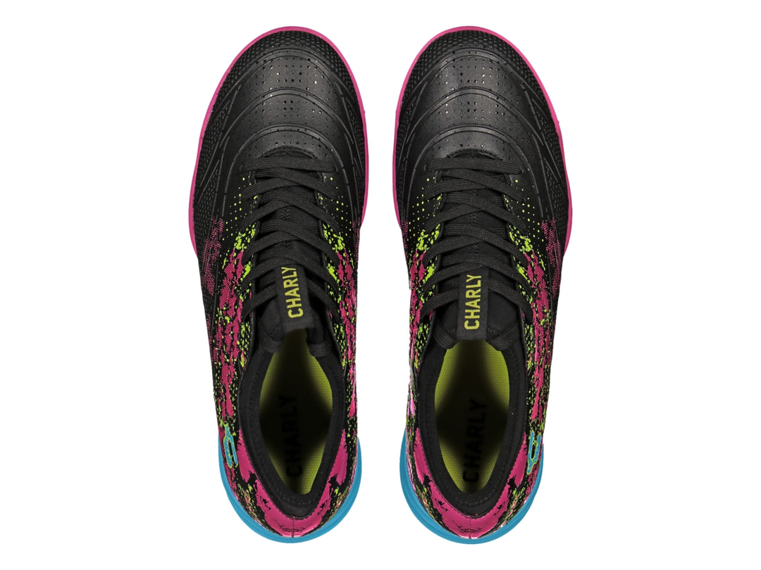 Zapato de fútbol Charly color negro con detalles en fucsia y azul.