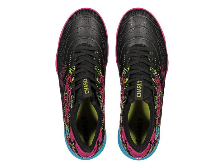 Zapato de fútbol Charly color negro con detalles en fucsia y azul.