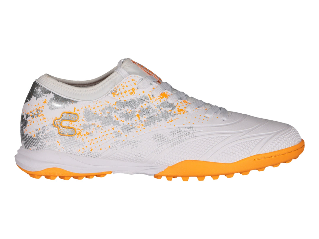 Zapato de fútbol Charly color blanco con suela naranja y detalles decorativos en gris.