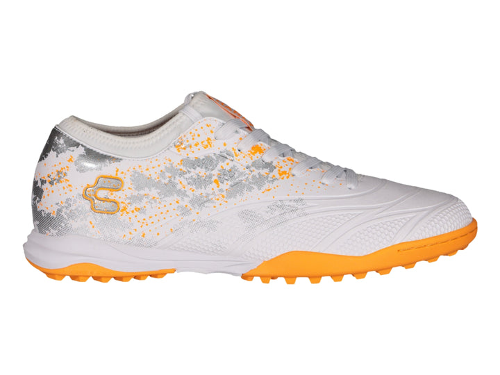 Zapato de fútbol Charly color blanco con suela naranja y detalles decorativos en gris.