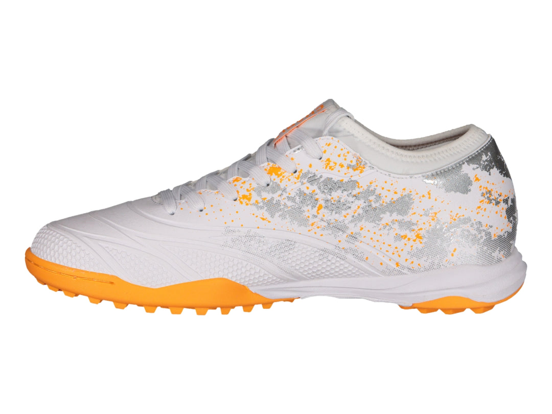 Zapato de fútbol Charly color blanco con suela naranja y detalles decorativos en gris.