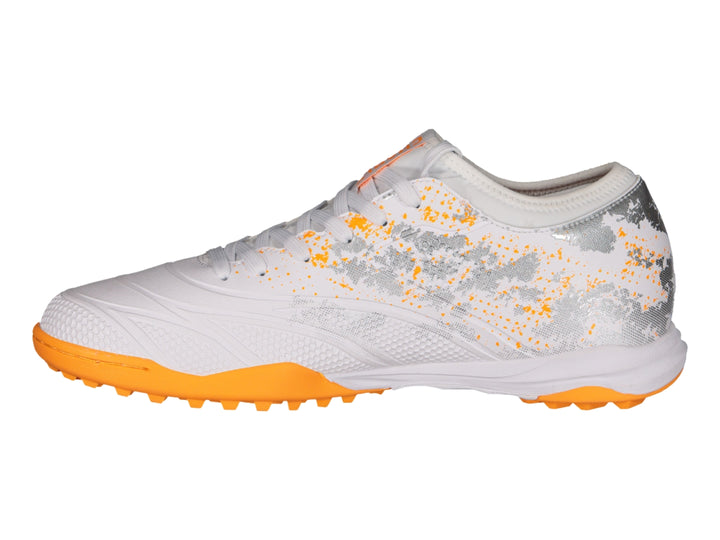 Zapato de fútbol Charly color blanco con suela naranja y detalles decorativos en gris.