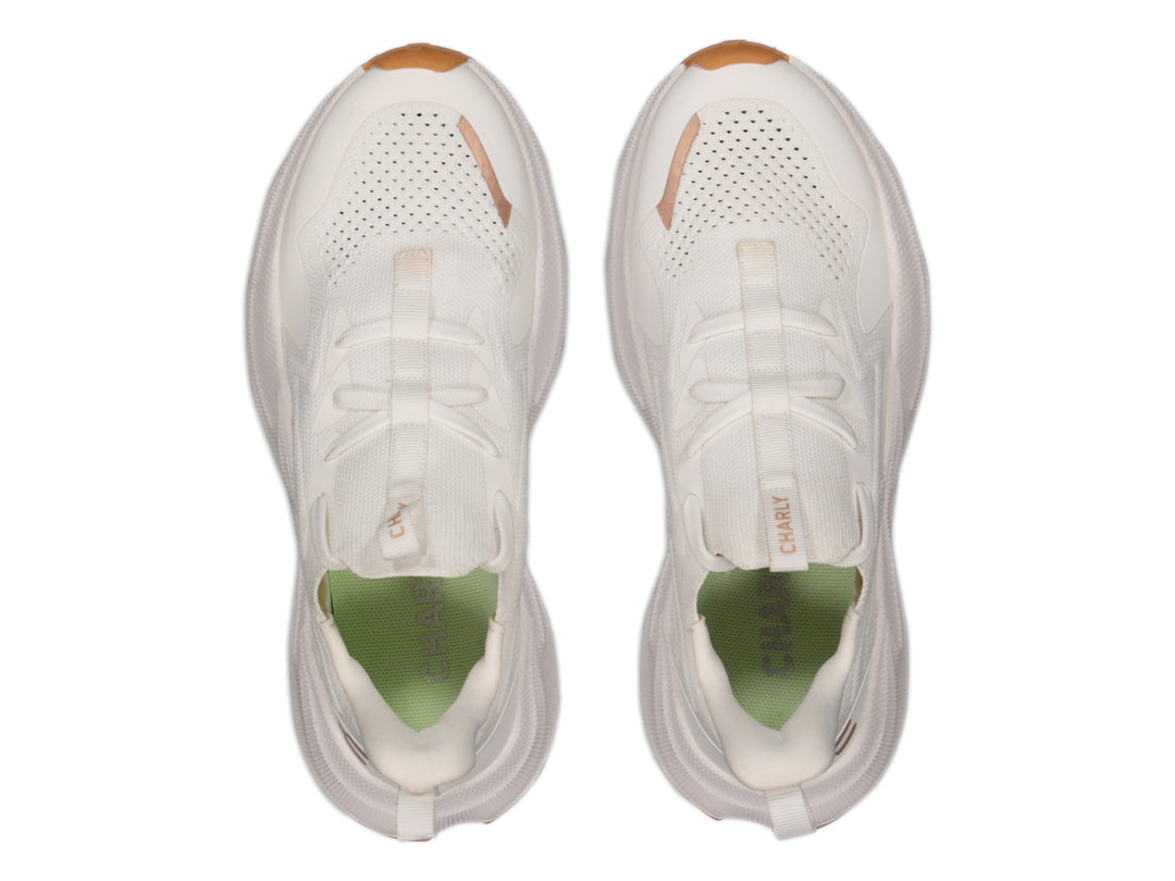 Tenis deportivos Charly color blanco con suela de goma y detalles en rosa.