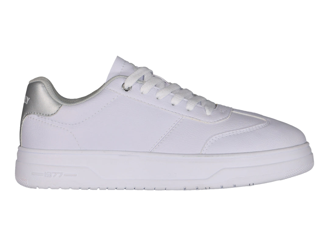 Tenis deportivos Charly color blanco con detalle plateado en el talón y suela blanca ancha.