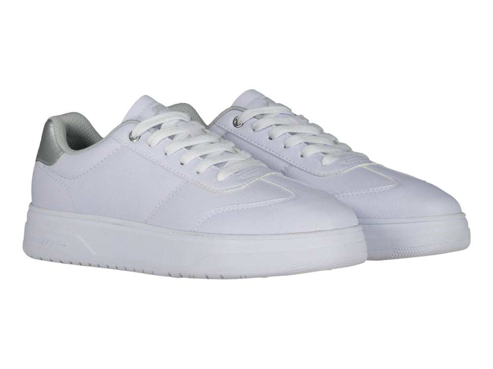 Tenis deportivos Charly color blanco con detalle plateado en el talón y suela blanca ancha.