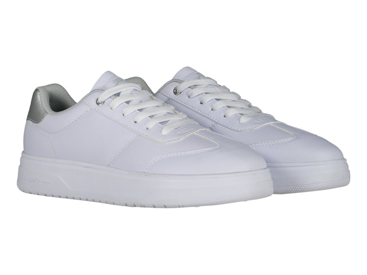 Tenis deportivos Charly color blanco con detalle plateado en el talón y suela blanca ancha.