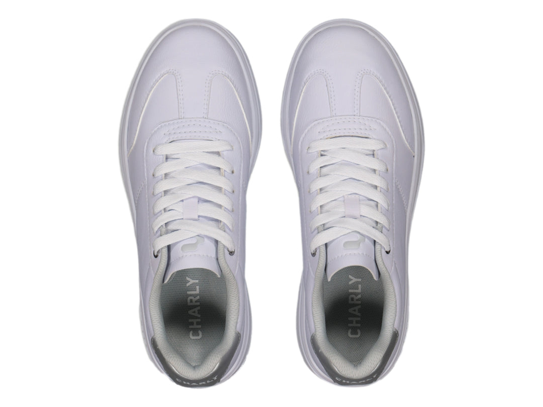Tenis deportivos Charly color blanco con detalle plateado en el talón y suela blanca ancha.