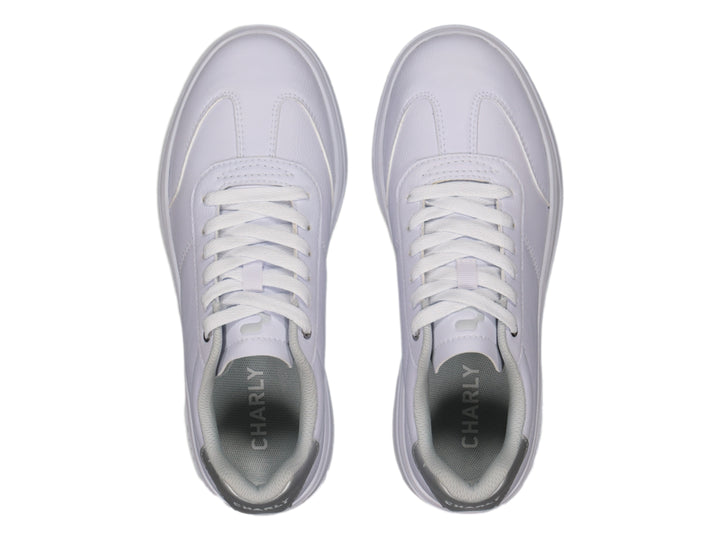 Tenis deportivos Charly color blanco con detalle plateado en el talón y suela blanca ancha.
