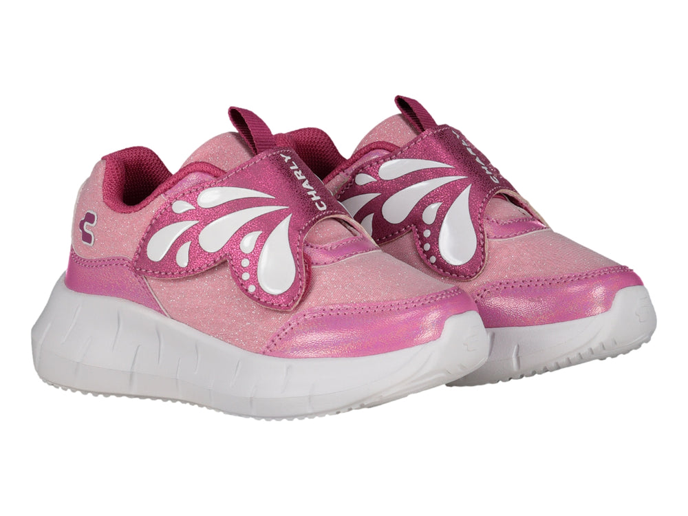 Tenis deportivos para niña de color rosa con detalles brillantes, suela blanca y adorno de mariposa en la correa.