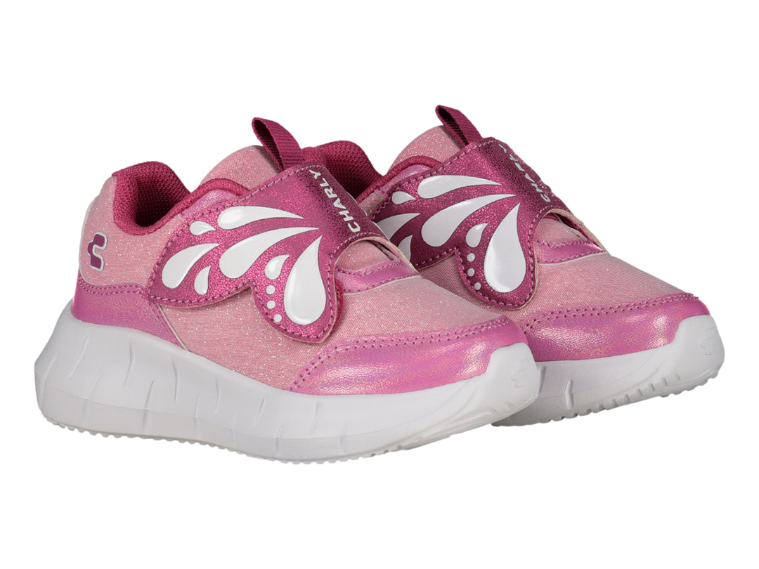 Tenis deportivos para niña de color rosa con detalles brillantes, suela blanca y adorno de mariposa en la correa.