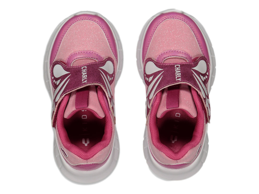 Tenis deportivos para niña de color rosa con detalles brillantes, suela blanca y adorno de mariposa en la correa.