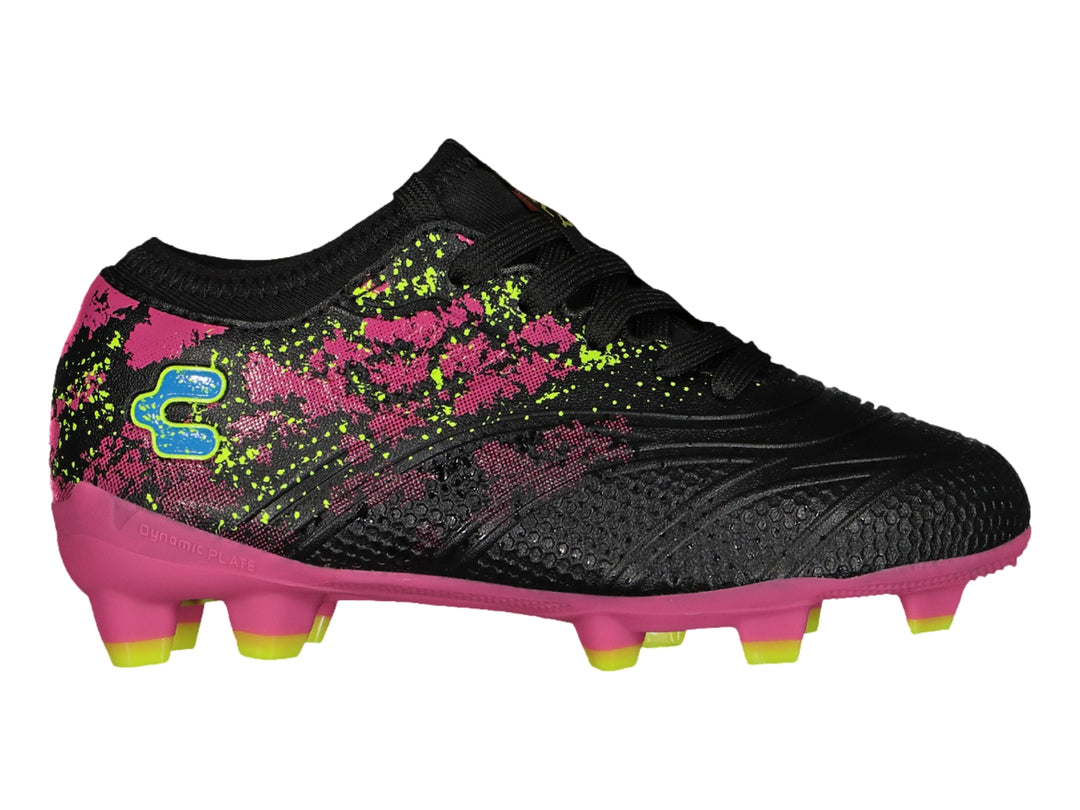 Zapato de fútbol Charly color negro con patrones fucsia y suela fucsia con tacos amarillo neón.