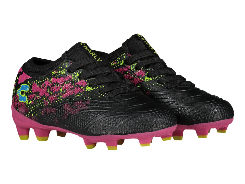 Zapato de fútbol Charly color negro con patrones fucsia y suela fucsia con tacos amarillo neón.