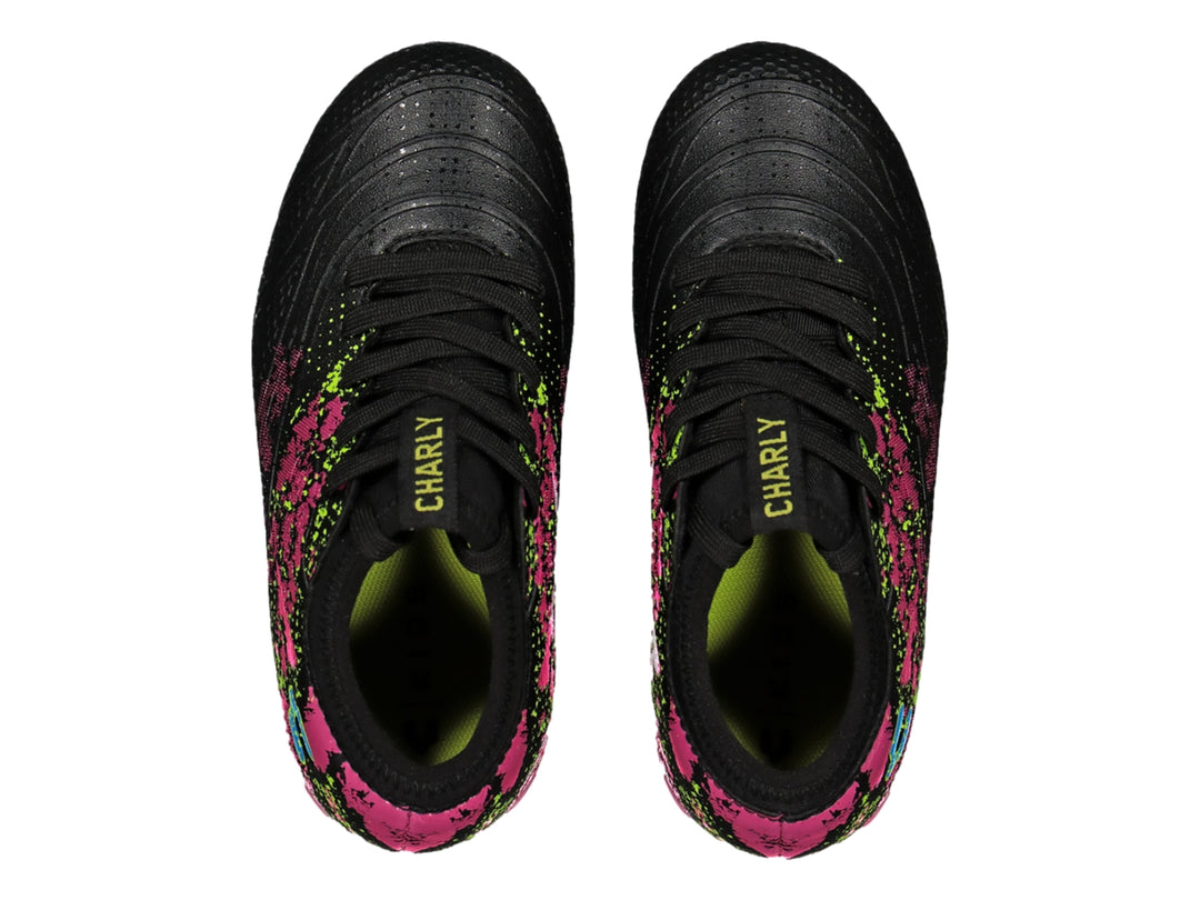 Zapato de fútbol Charly color negro con patrones fucsia y suela fucsia con tacos amarillo neón.